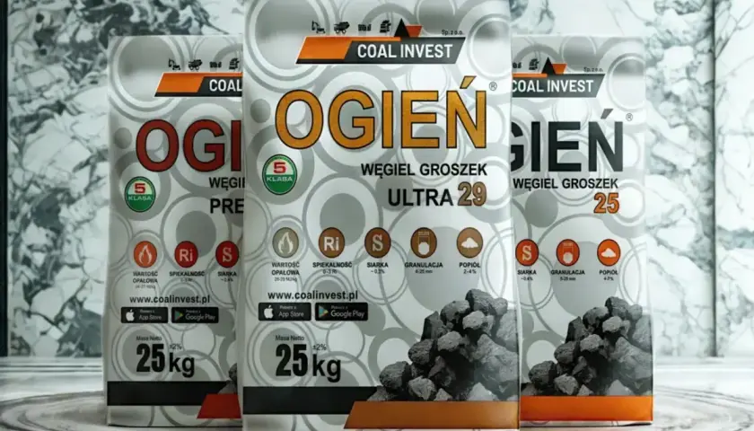 Trzy worki węgla "Ogień" od Coal Invest. Opakowania informują o parametrach, takich jak wartość opałowa i granulacja, ułatwiając zapisy na węgiel.