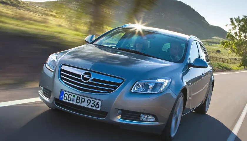 Opel Insignia 2.0 CDTI 130 CV en carretera. A pesar de su elegancia, algunos conductores experimentan problemas con este modelo.
