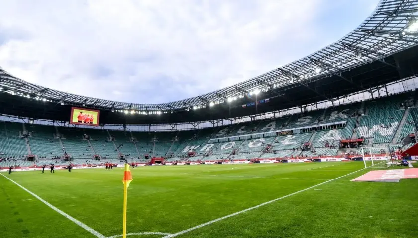 Tarczyński Arena Wrocław, z zieloną murawą i trybunami, gotowa na przyjęcie kibiców. Jej pojemność robi wrażenie.