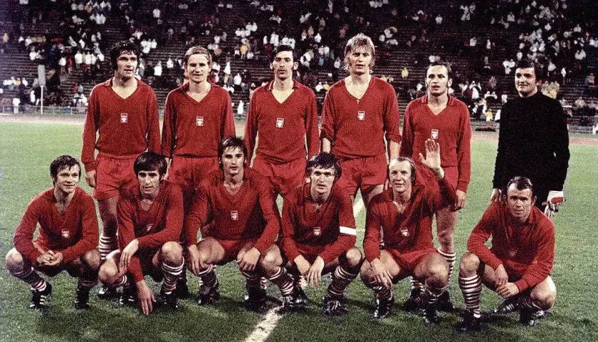 Drużyna Polski w czerwonych strojach, symbol największych sukcesów reprezentacji polski w piłce nożnej.