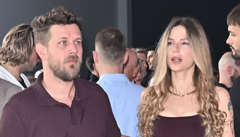 Izabela Banaś i Antek Królikowski na evencie. W tle tłum ludzi.