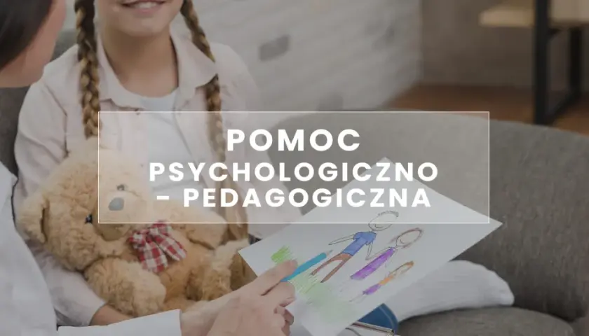 Psycholog i dziecko oglądają rysunek rodziny, obok siedzi pluszowy miś.
