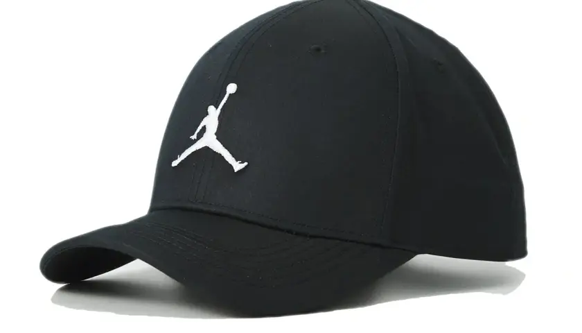 Czarna czapka z daszkiem Jordan Jumpman z białym logo. Idealna dla fanów koszykówki i stylu sportowego.