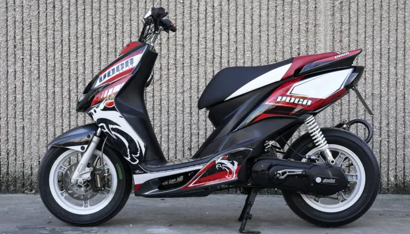 Moto 49cc con diseño deportivo negro, rojo y blanco, con dragones. ¿Por qué no arranca mi moto 49cc?