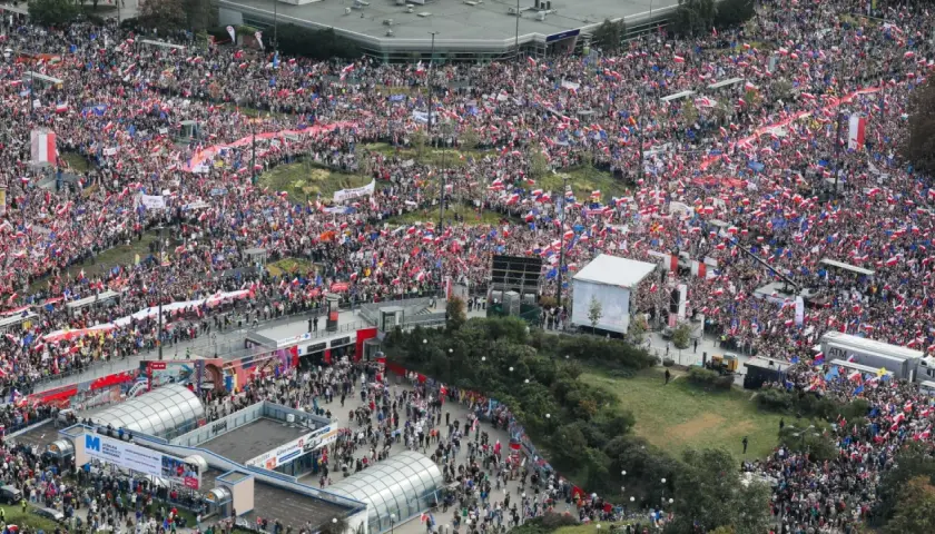 Tysiące ludzi z polskimi flagami na Marszu Miliona Serc. Trasa wydarzenia rozciąga się przez miasto, tworząc morze biało-czerwonych barw.