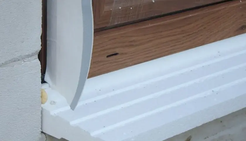 Montaż ciepłego parapetu z pianki. Izolacja okna i przygotowanie pod parapet.