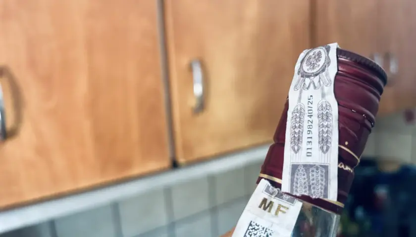 Butelka z akcyzą, przypominająca o tym, dlaczego w 2026 roku wzrośnie akcyza na alkohol etylowy o kolejne 15 procent.