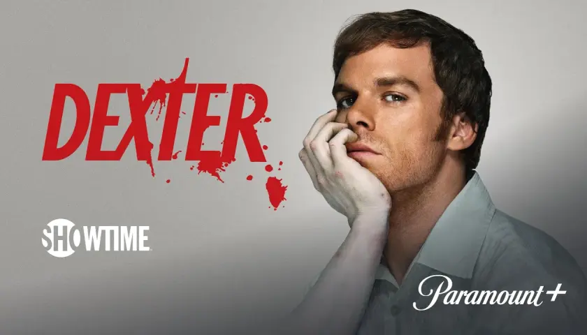 Dexter: Resurrection Sverige. En man med handen mot ansiktet, bredvid blodstänk och logotyperna Showtime och Paramount+.
