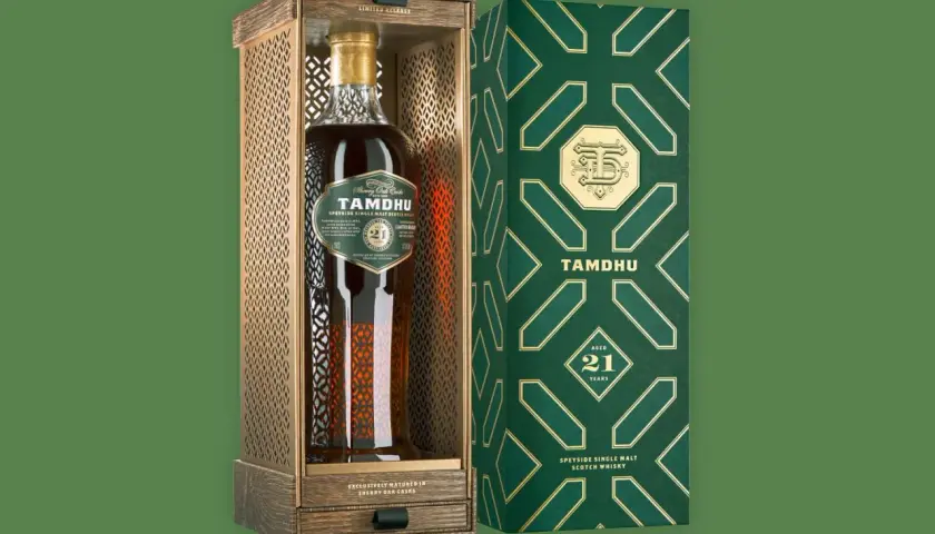 Bouteille de Tamdhu 21 ans, un whisky single malt des Speyside, dans son coffret luxueux en bois et sa boîte décorée.