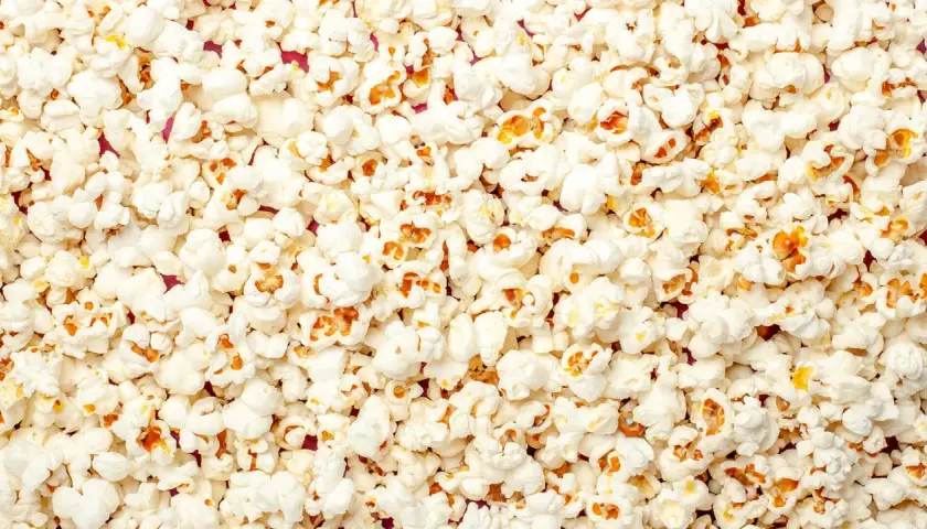 Czy popcorn tuczy? Jak jeść go zdrowo i bez wyrzutów sumienia