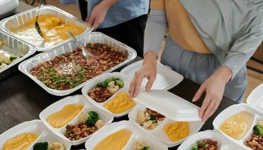 Jak wygląda praca w cateringu dietetycznym? Wyzwania i korzyści