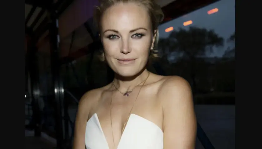 Malin Åkerman, en framgångsrik svensk skådespelare i Hollywood, bär en vit klänning och smycken.