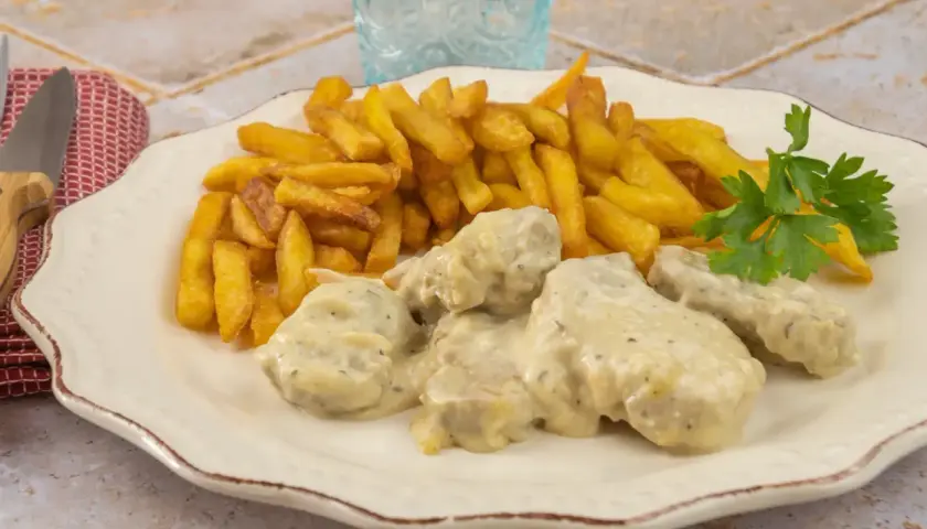 Filet mignon maroilles, tendre viande enrobée d'une sauce crémeuse, accompagnée de frites dorées et d'une touche de persil frais. Un délice !