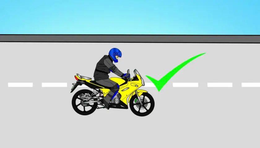 Motociclista con casco azul listo para arrancar una moto amarilla. ¡Todo en orden!