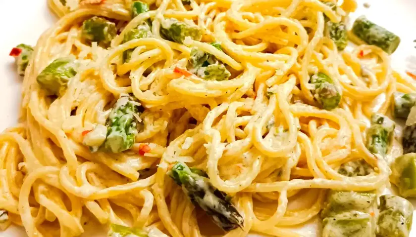 Pyszne spaghetti ze szparagami w kremowym sosie, posypane parmezanem. Idealne danie na wiosnę!