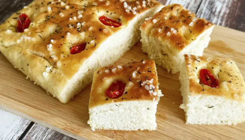 Puszysta focaccia z pomidorkami i solą morską, idealna na szybki przepis.
