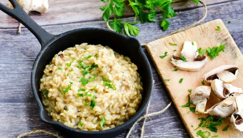 Szybkie risotto z warzywami, kremowe i aromatyczne, z pieczarkami i natką pietruszki. Idealne na szybki obiad.