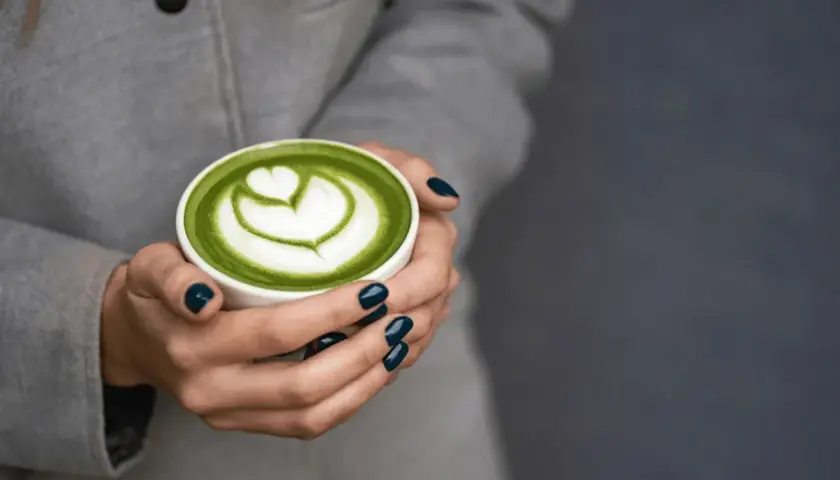 Zielony matcha latte z pianką w kształcie serca, idealne co zamiast kawy.