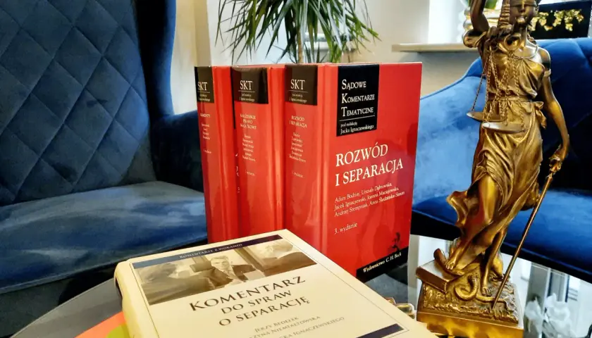 Książki o rozwodzie i separacji, w tym poradnik "Jak złożyć pozew o separację", obok Temidy.