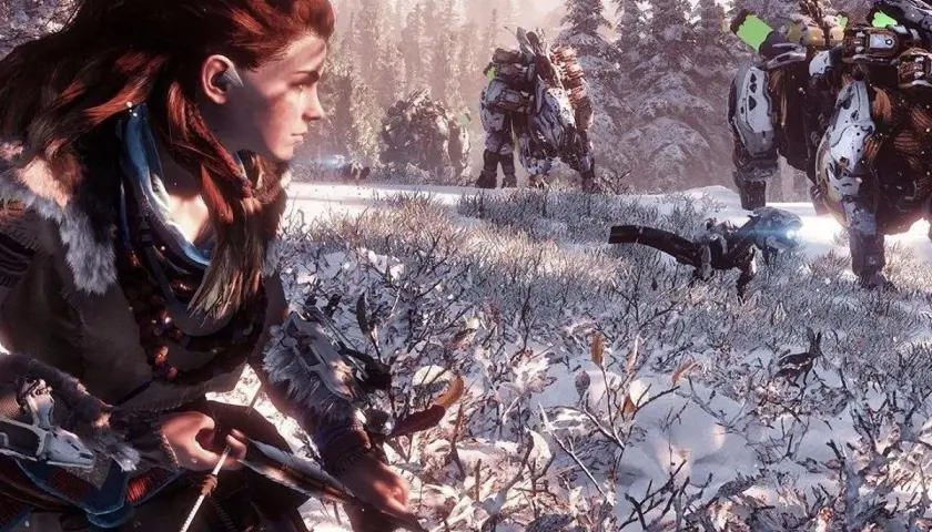 Aloy z Horizon Zero Dawn Platyna w śnieżnym lesie, gotowa do walki z mechanicznymi bestiami.