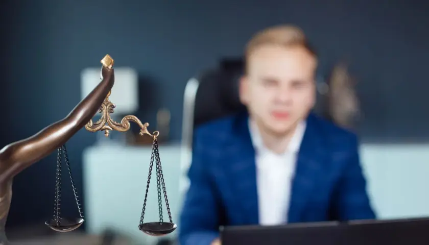 Waga sprawiedliwości i mężczyzna w garniturze. Czy czysty BIK to gwarancja, czy odmowa kredytu?