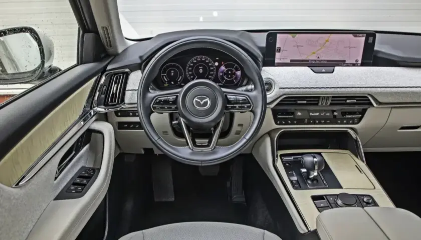 Wnętrze Mazdy CX-60 z nowoczesnym kokpitem i ekranem nawigacji. Sprawdź aktualną mazda cx 60 cena!