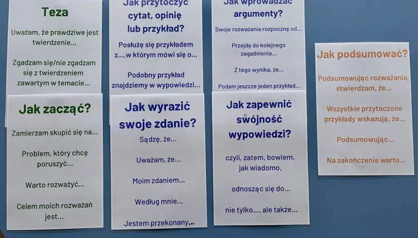 Pomocne frazy do zakończenia rozprawki: "Podsumowując rozważania, stwierdzam, że...", "Na zakończenie warto...".