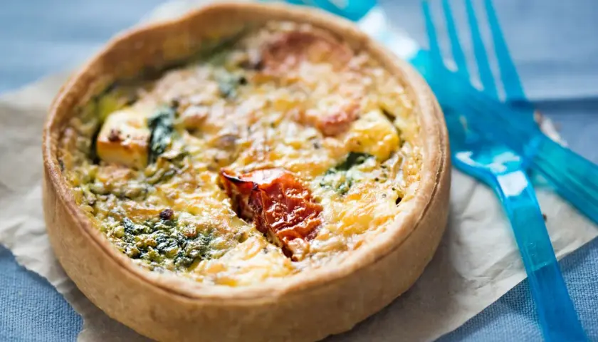 Torta salata in friggitrice ad aria, con ripieno di spinaci, formaggio e pomodoro. Perfetta per un pasto veloce e gustoso.