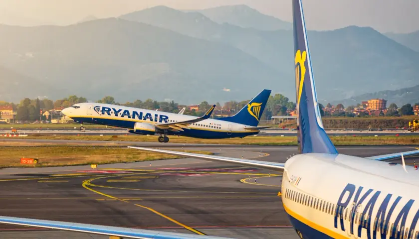 Samolot Ryanair startuje na tle gór.