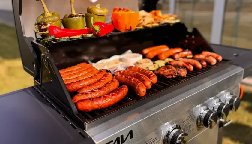 Grill z funkcją wędzenia – wybierz najlepszy model dla smaku dymu