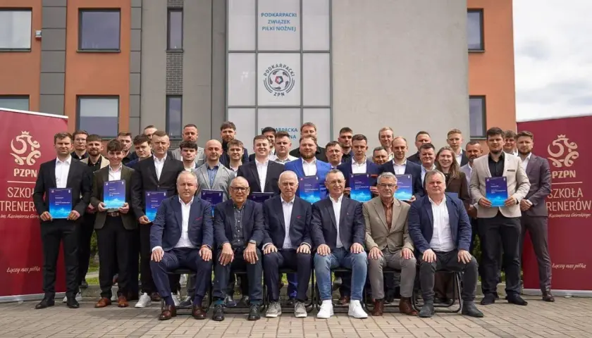 Grupa mężczyzn z dyplomami, absolwenci kursu trener uefa b.
