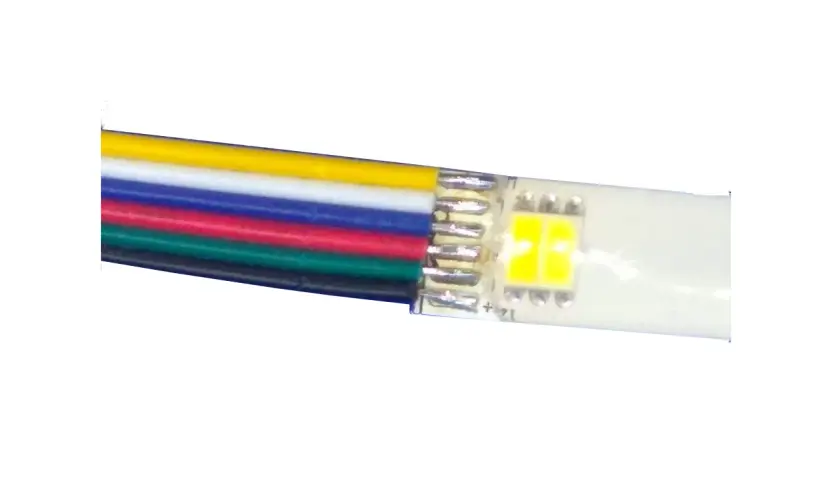 Przygotowanie do lutowania LED: kolorowe przewody podłączone do taśmy LED, gotowe do pracy.
