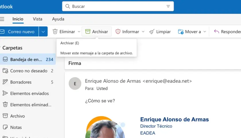 Interfaz de Outlook para la gestión de correo electrónico, mostrando la opción de archivar un mensaje.