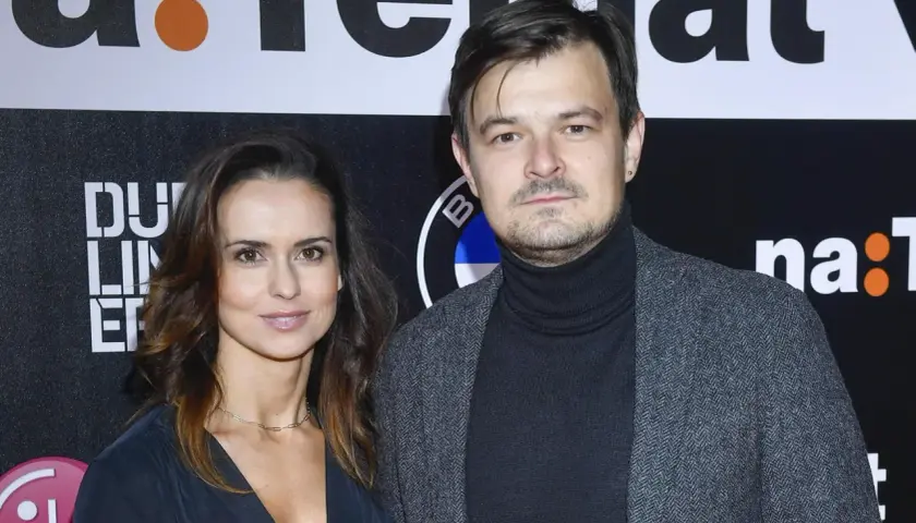Dawid Ogrodnik z żoną na ściance.