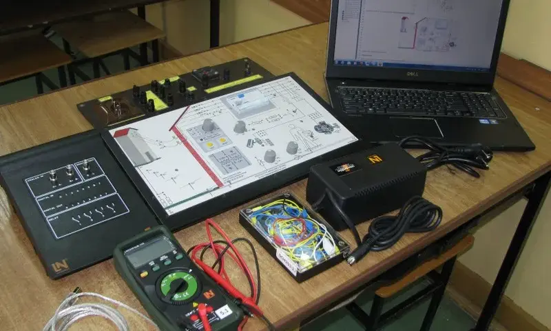 Technik elektryk: jakie przedmioty rozszerzone są kluczowe dla sukcesu?