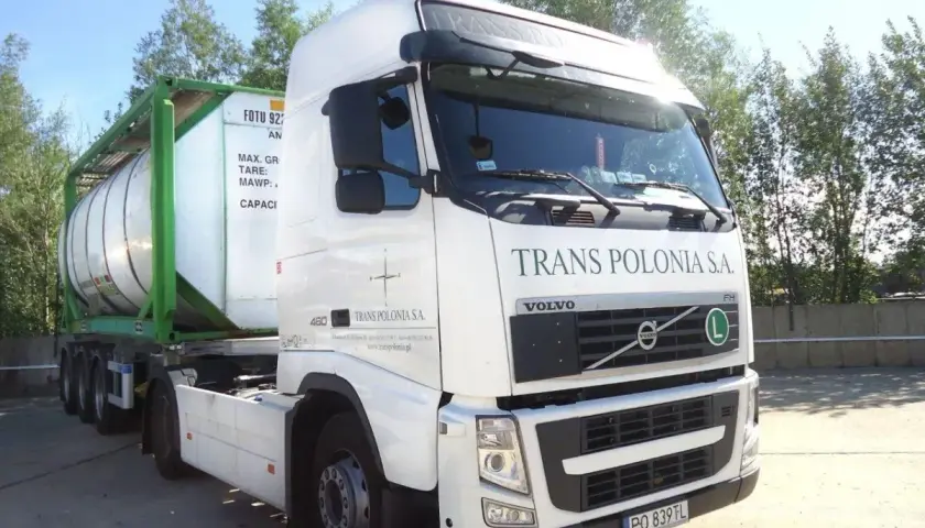 Biała cysterna Volvo z naczepą, gotowa do transportu towarów szybko psujących się.