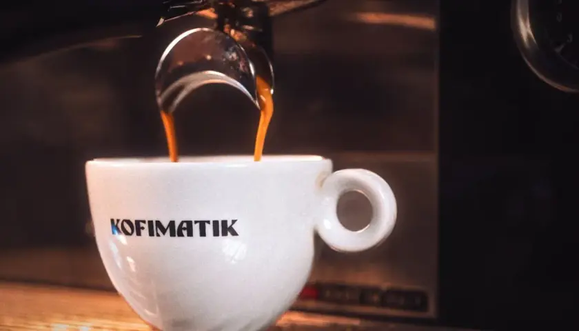 Kawa ristretto co to? Intensywny napar z ekspresu w filiżance z logo Kofimatik.