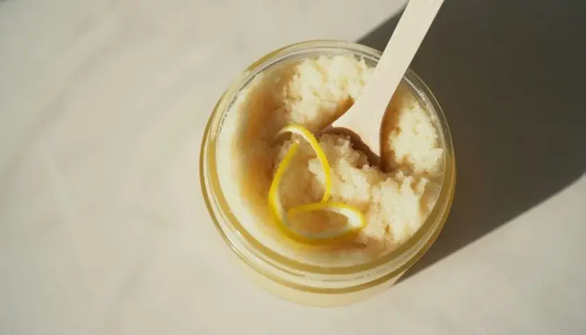 Twój peeling cukrowy DIY: Gładka skóra z kuchni w 5 minut!