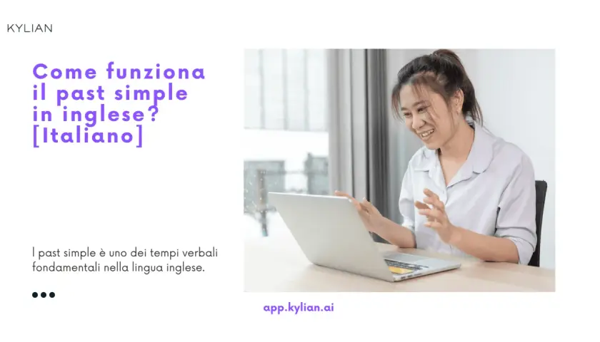 Ragazza sorride guardando il laptop, mentre impara come funziona il past simple in inglese.
