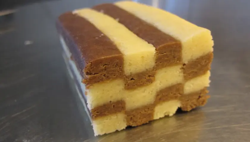 En bit choklad- och vaniljkaka med vackra schackrutor. Perfekt för fikat!