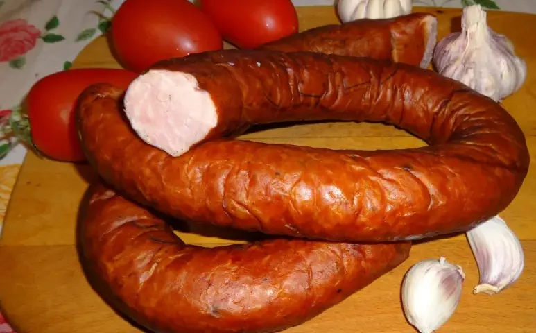 Kiełbasa krucha z galaretką – idealny smak na każdą okazję