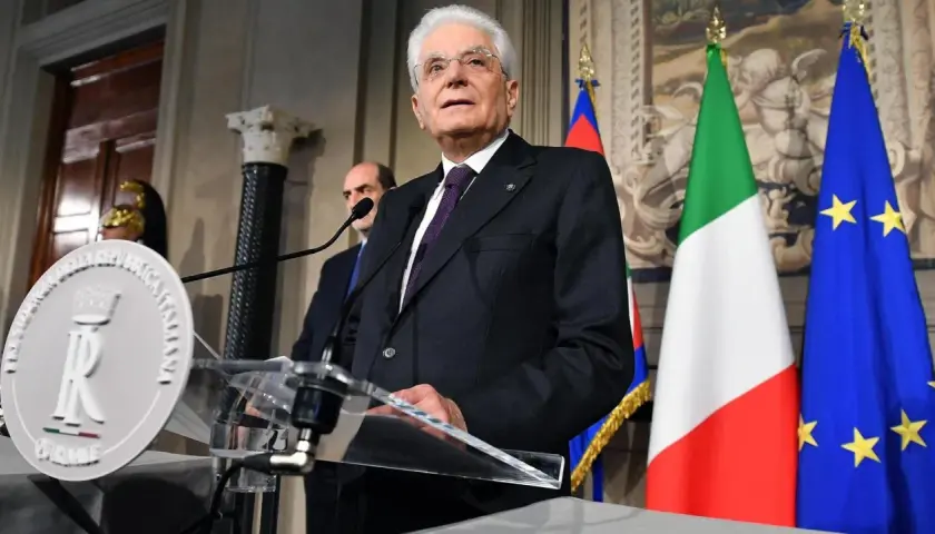 Italienischer Präsident spricht vor der italienischen Flagge und der EU-Flagge. Er ist der Bundeskanzler Italiens.
