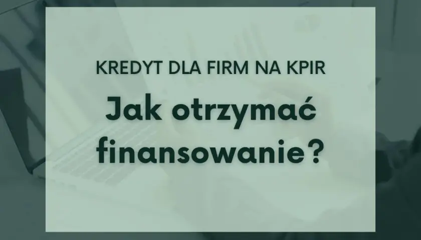 Kredyt dla firm na start: jak uzyskać finansowanie? Laptop i dokumenty na biurku sugerują planowanie rozwoju biznesu.
