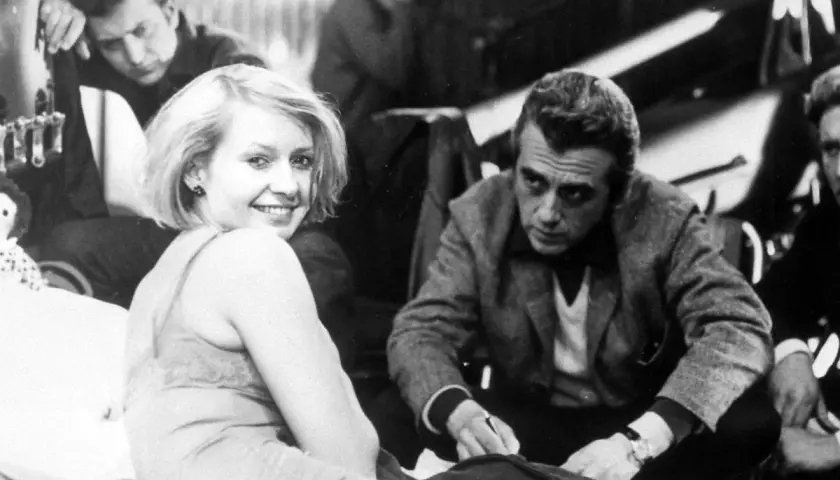 Uśmiechnięta Elżbieta Czyżewska z mężczyznami na planie filmowym. Choć nie widać dzieci, jej spojrzenie sugeruje radość i nadzieję.