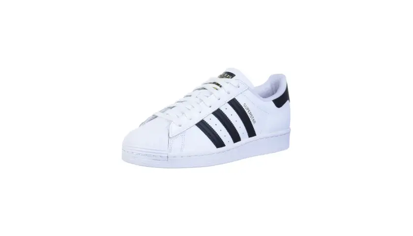 Białe buty sportowe adidas Superstar z czarnymi paskami i złotym napisem. Klasyk od marki adidas.