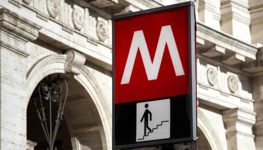 Segnale della metro di Roma con la "M" rossa. Perfetto per chi ha un biglietto 72 ore Roma e vuole esplorare la città.