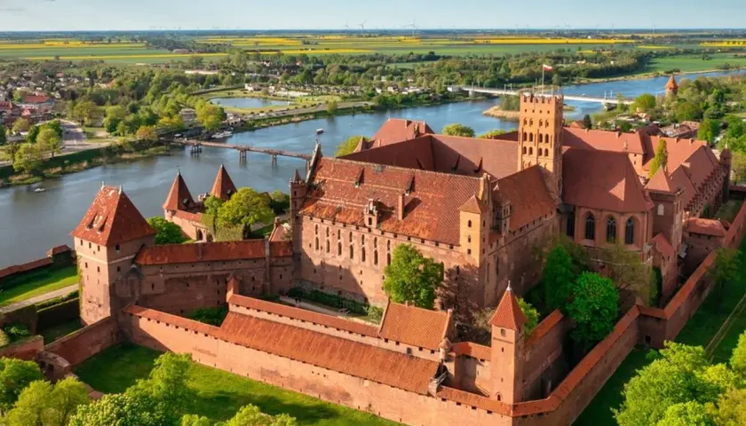 Imponujący zamek w Malborku, największa ceglana twierdza świata. Poznaj zamek w Malborku ciekawostki i jego historię.