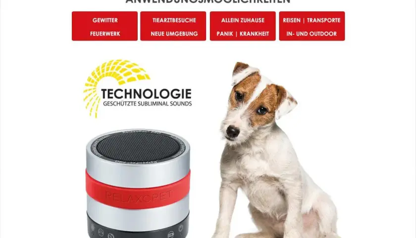 Ein süßer Hund sitzt neben einem Relaxopet-Gerät, das für Hunde Entspannungsmusik abspielt. Ideal bei Gewitter, Feuerwerk oder Tierarztbesuchen.