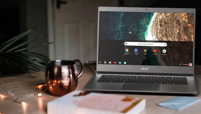 Chromebook co to? Laptop Acer z systemem Chrome OS, idealny do pracy i nauki. Na biurku obok kubek i lampki.