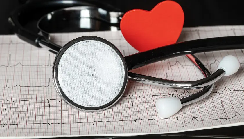 Stetoskop i czerwone serce na tle zapisu EKG. Dbamy o Twoje nt probnp.